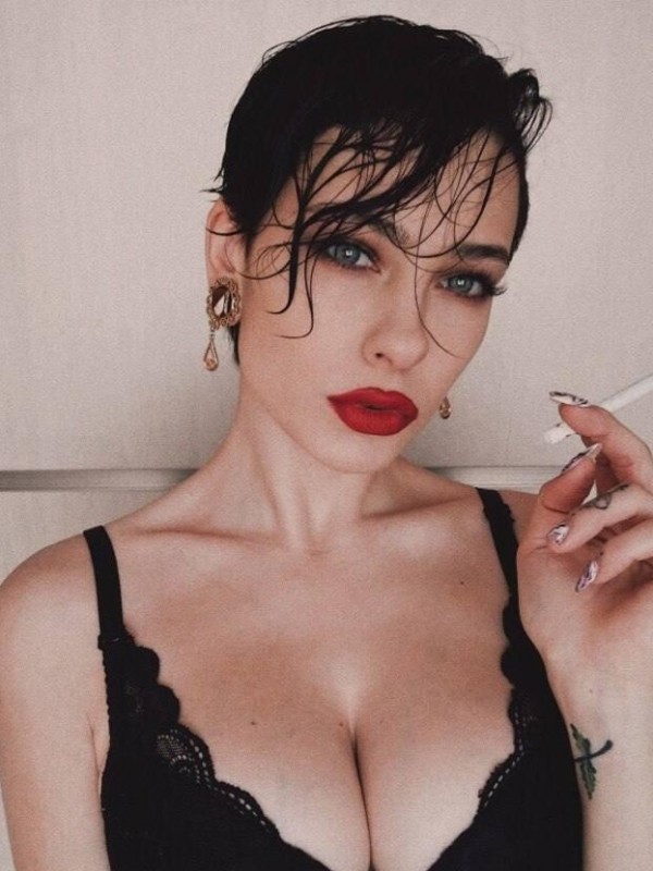 Александра привлекательная девушка из Бердянска цена от 6000 руб